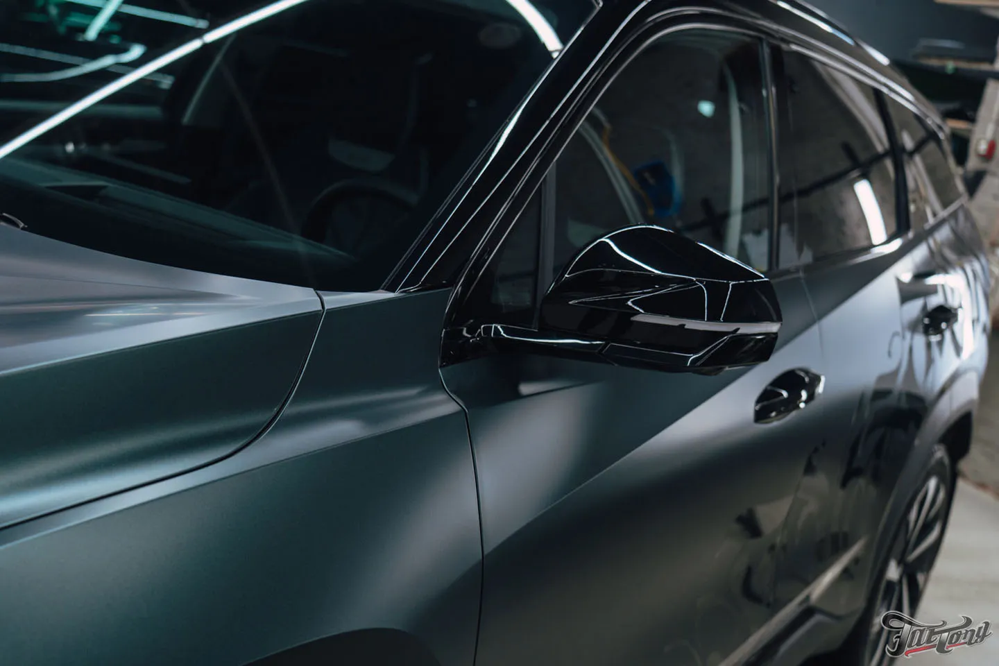 Подарок для будущей супруги: оклеили Geely Atlas матовым винилом, переднюю часть забронировали полиуретаном, добавили глянцевые наклейки + защита глянца в салоне, керамика пленки и кожи